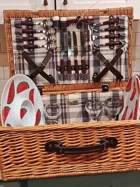 Vintage Bellagio Wicker Picnic Basket with Complete Dinner Set